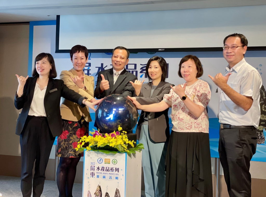 六福旅遊集團與屏東縣政府攜手推廣在地美味水產，六福旅遊集團莊豐如董事長(右三)、台北六福萬怡酒店林靜如總經理(左二)、屏東縣政府農業處鄭永裕處長(左三)、行政院農委會漁業署養殖漁業組鄭淑文研究員(右二)等長官共同啟動合作。 (圖／六福旅遊集團提供)