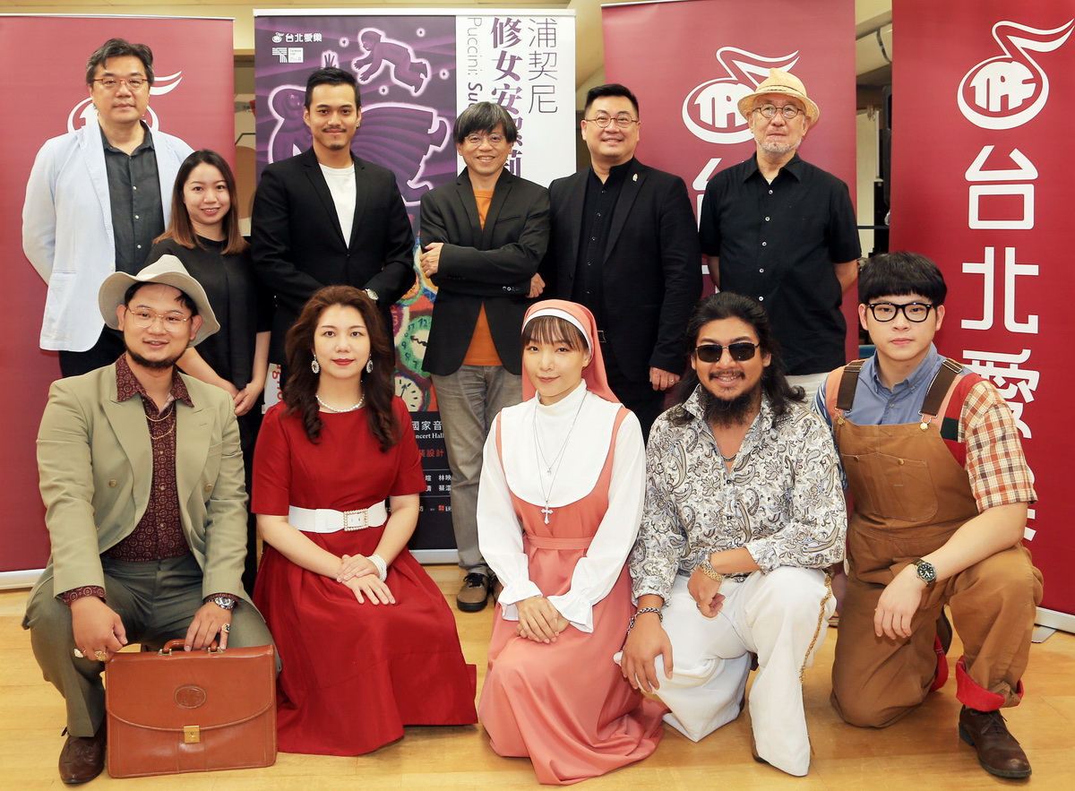 上排左起台北愛樂執行長丁達明、鋼琴合作王思涵、導演陳昶旭、台北愛樂歌劇坊音樂總監邱君強、台北愛樂音樂總監古育仲、台北愛樂藝術總監杜黑；下排左起男中音胡庭維、女高音蕭涵、女高音蔡澐宣、男高音孔孝誠、男中音陳翰威