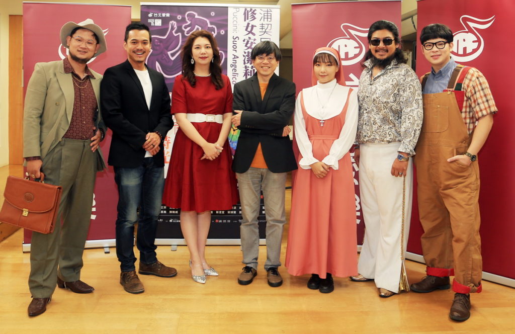 左起男中音胡庭維、導演陳昶旭、女高音蕭涵、台北愛樂歌劇坊音樂總監邱君強、女高音蔡澐宣、男高音孔孝誠、男中音陳翰威合影