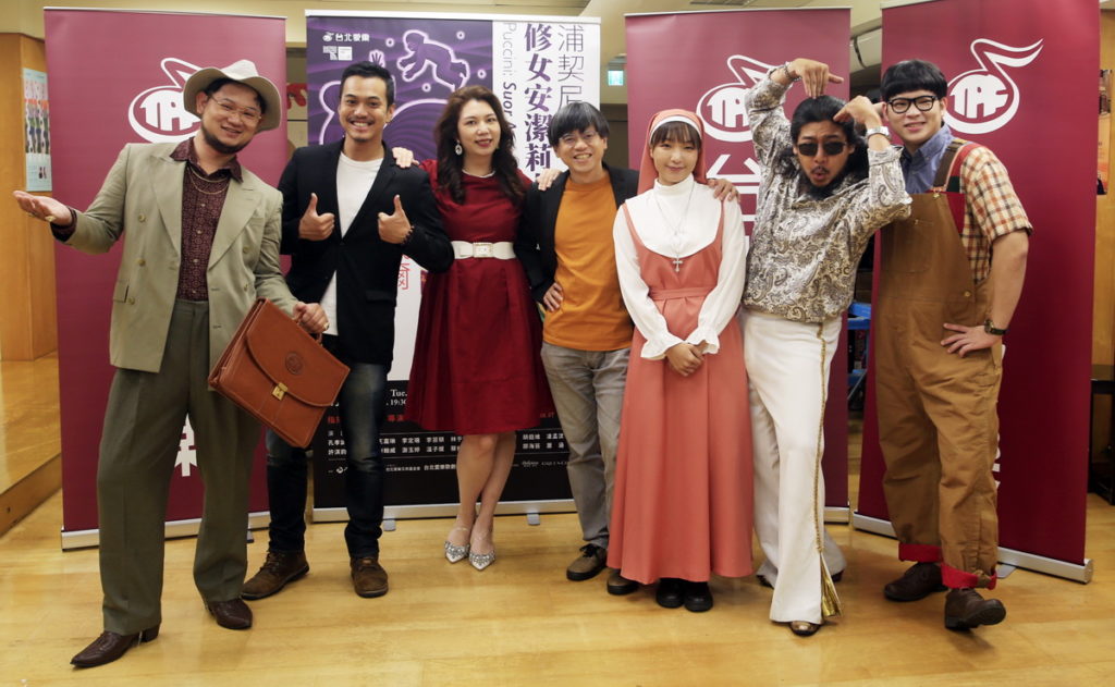 左起男中音胡庭維、導演陳昶旭、女高音蕭涵、台北愛樂歌劇坊音樂總監邱君強、女高音蔡澐宣、男高音孔孝誠、男中音陳翰威
