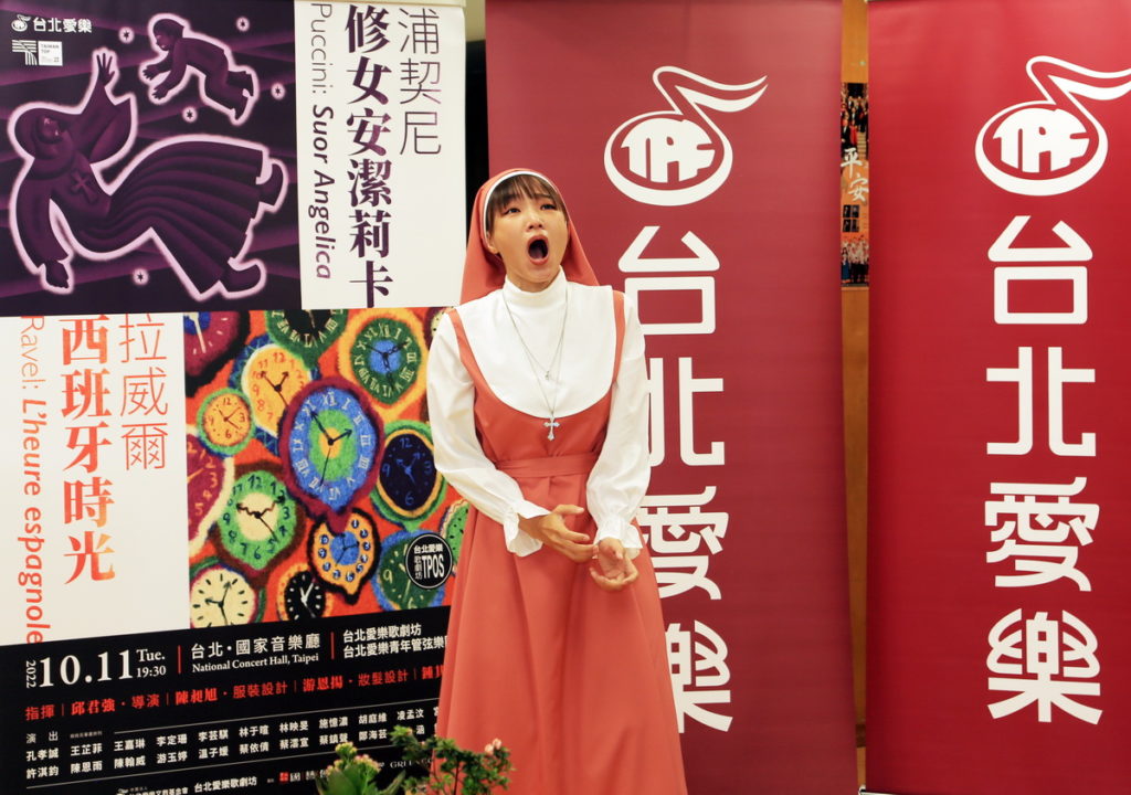 《修女安潔莉卡》_得知自己孩子早夭過世,悲痛欲絕的安潔莉卡(蔡澐宣 飾)欲調製毒藥自盡
