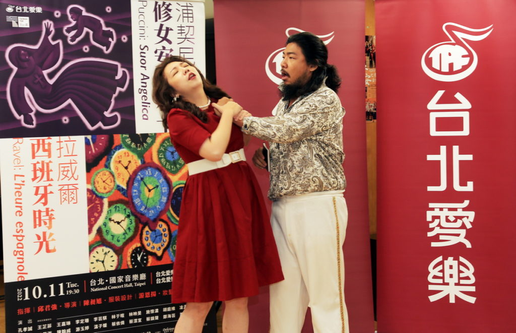 《西班牙時光》_鐘錶店老闆娘康瑟香(蕭涵 飾)與情人貢薩斐(孔孝誠 飾)幽會調情