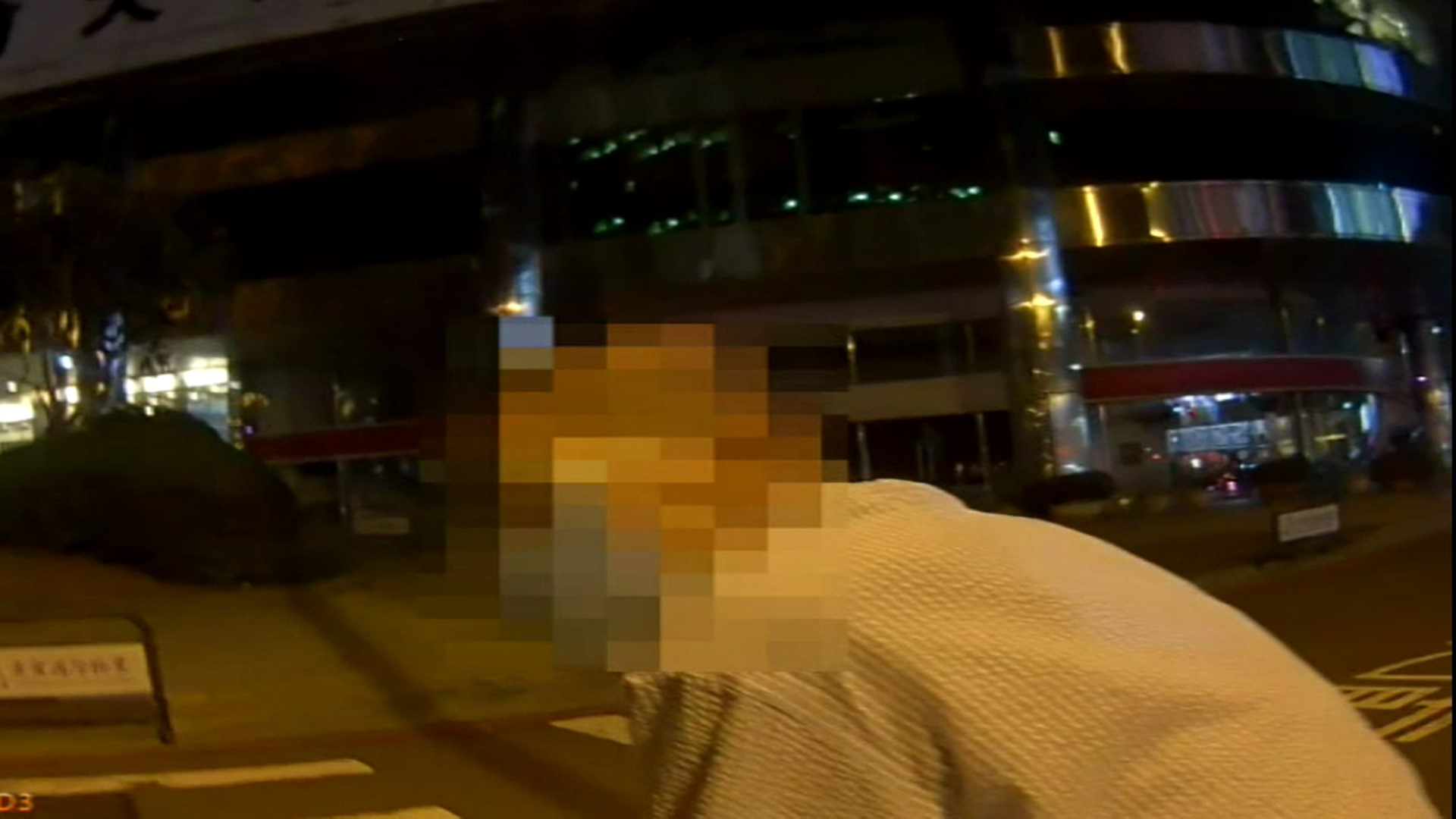 ▲老翁步伐緩慢，無法在綠燈時間內通過路口，員警貼心陪老翁過馬路 (圖/台中市警察局 提供)