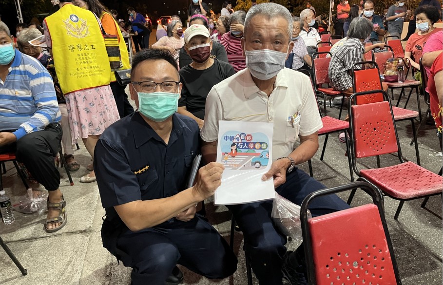 ▲后里副所長張永昇與阿公阿嬤親切互動，並提醒大家注意交通安全與防詐騙 (圖/台中大甲分局 提供)