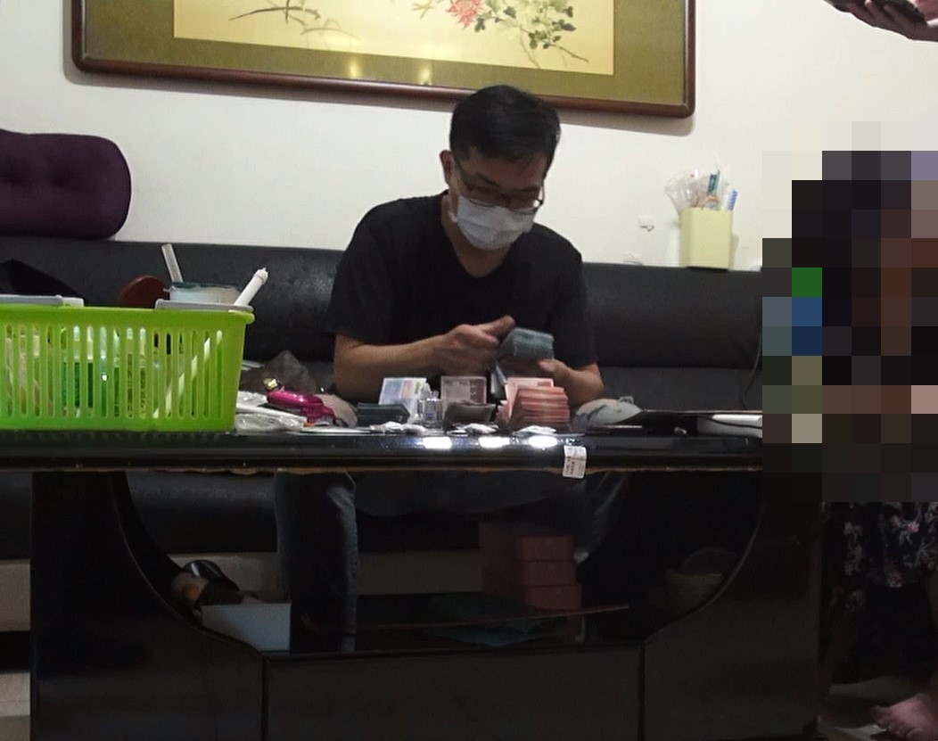 ▲警方當場查扣海洛因、安非他命、分裝袋、磅秤及不法所得近20萬元 (圖/台中市警察局 提供)