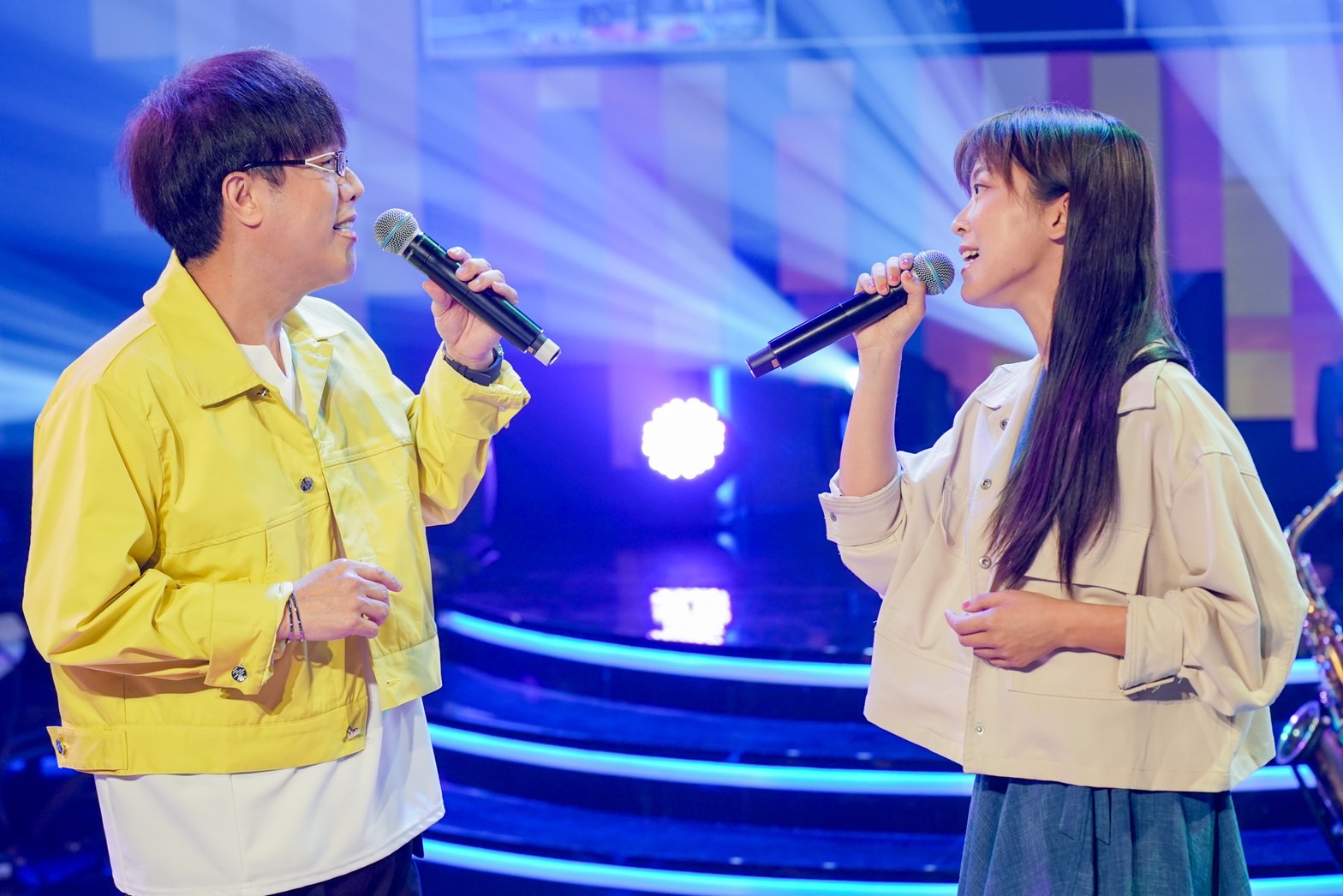 圖片說明: 2022「希望與愛-相馮」公益演唱會由歌手馮偉傑(左)、翁鈺鈞、董成瑩舞蹈團及黃文松大樂團等共同演出。(圖/瑞揚創意有限公司提供)
