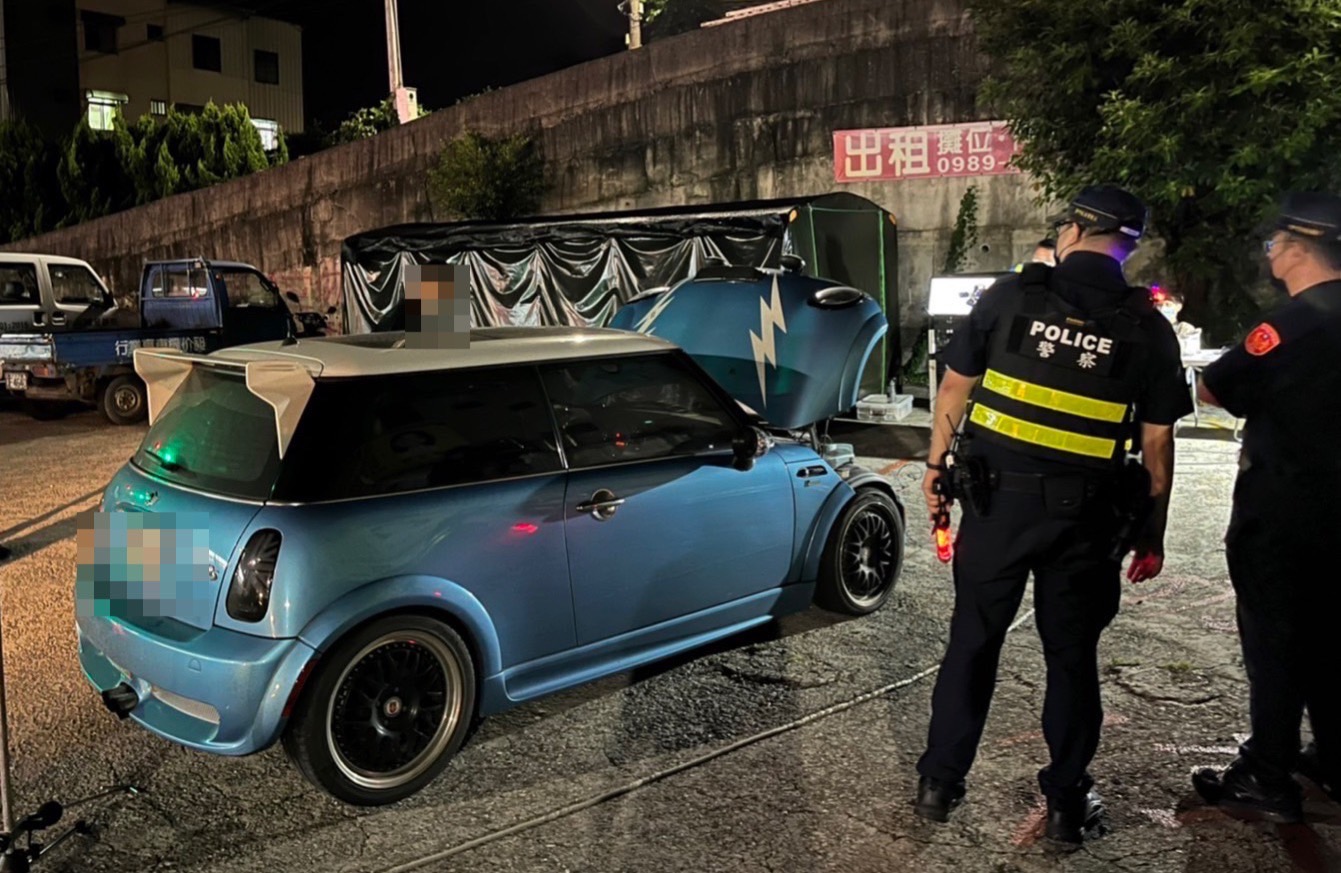 圖片說明:臺中市政府警察局交通警察大隊相當重視市民居住安寧,每月協調並配合市政府相關單位不定時執行「環、警、監聯合稽查工作」。(記者林㤈輝翻攝)