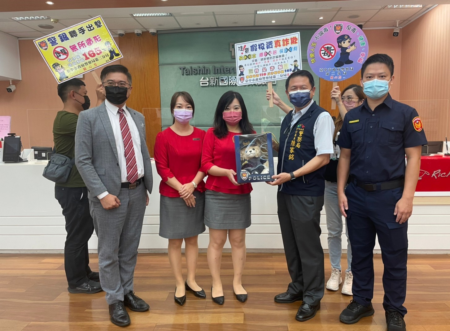 圖片說明:中市警二分局長陳家銘前往相關銀行,逐一向經理及行員致謝,並致贈中警阻詐熊、禮品及感謝狀。(記者林㤈輝翻攝)