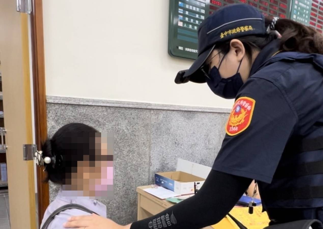 圖片說明:詐騙集團利用熟男貼圖誘騙高齡長者經中市警二分局攔阻成功保住老婦的退休老本。(記者林㤈輝翻攝)
