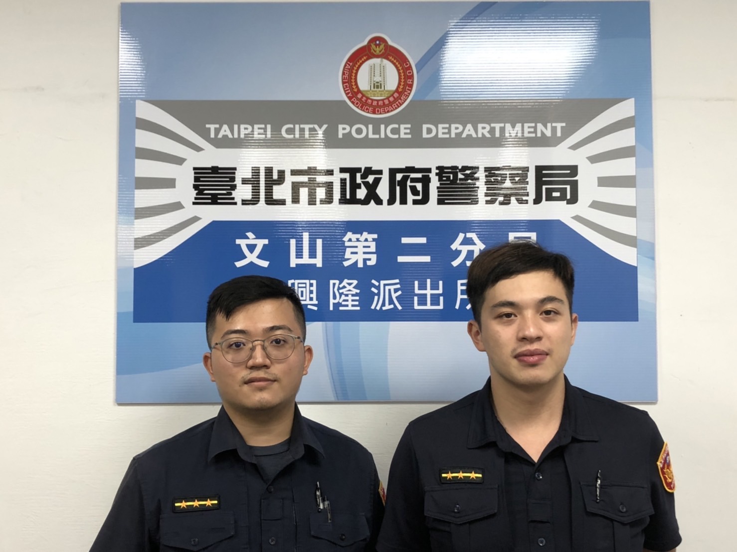 圖片說明:興隆所警員丁冠麟(左)、蔡宗翰(右)暖助迷途老婆婆返家。(記者趙靜姸翻攝)