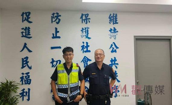 海邊遊玩挖蛤蜊 男子遺失新手機 警協助在雜草堆找到