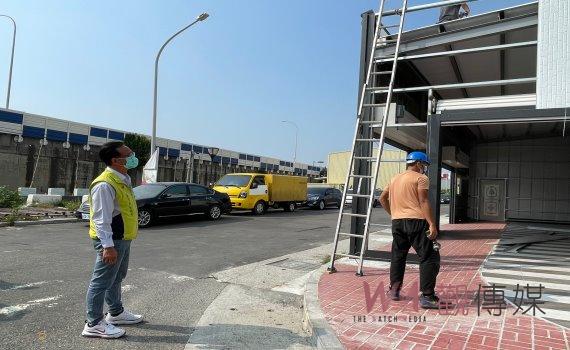 拆掉！彰化市一透天厝社區超狂車庫蓋在人行道！屋主：被建商騙