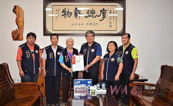 畢生積蓄用造橋 嘉邑行善團致贈助聽器感謝行善教師