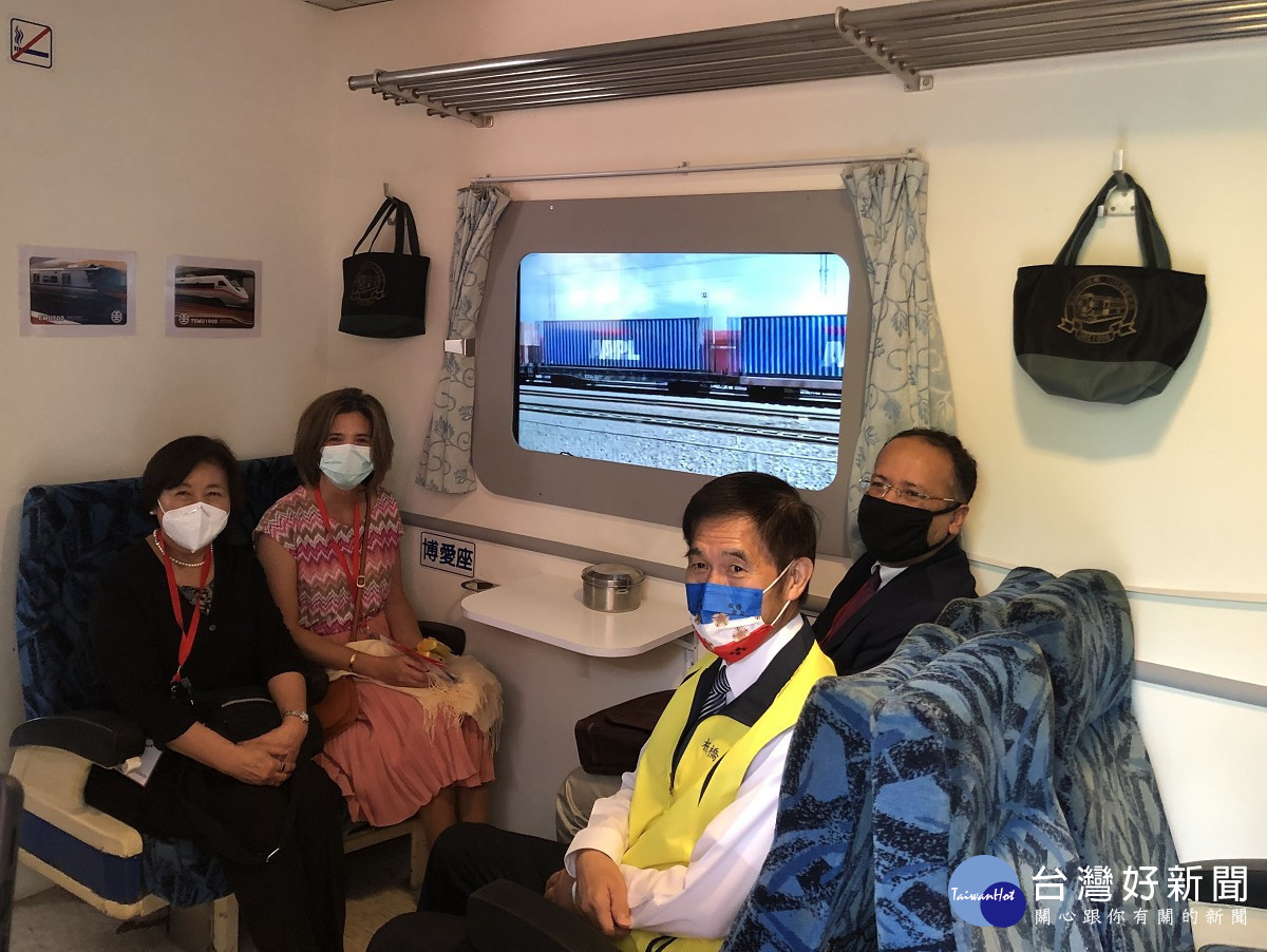 美國老年醫學專家日前參訪板橋榮家，榮家主任張長林家親自引導專家們參觀懷舊健康走廊、沉浸式4D火車失智專區