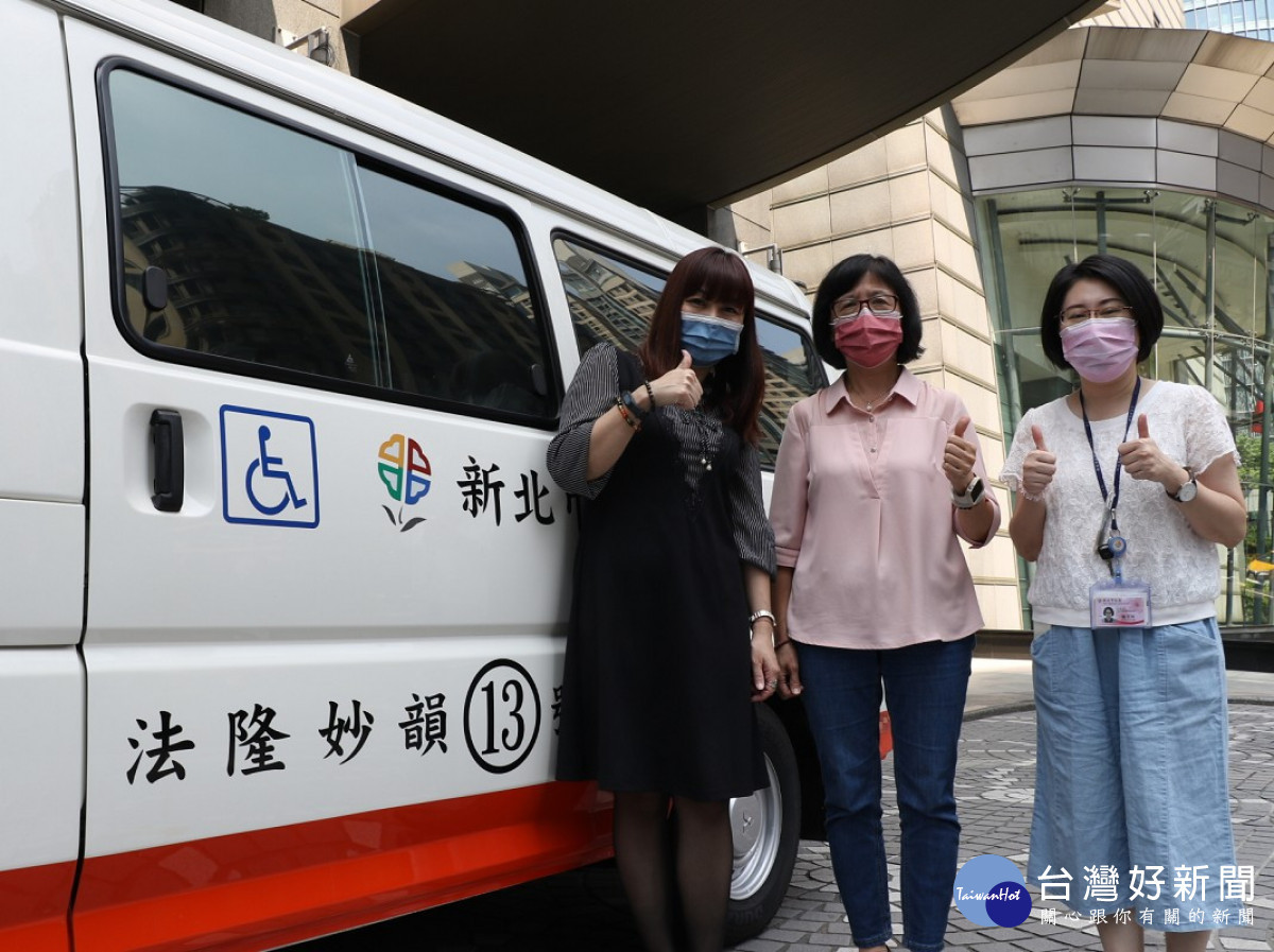 科技俠侶法隆妙韻於重陽節捐新北市第13輛復康巴士,同時也是市府歷年來所收到個人捐車的最高紀錄