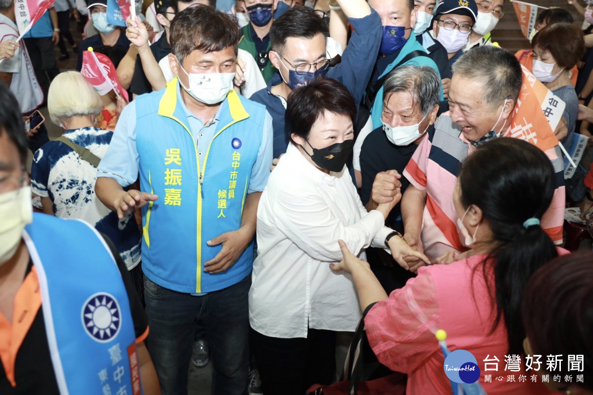 台中市長盧秀燕趕抵東勢活動現場,獲得滿場民眾的熱情歡呼。