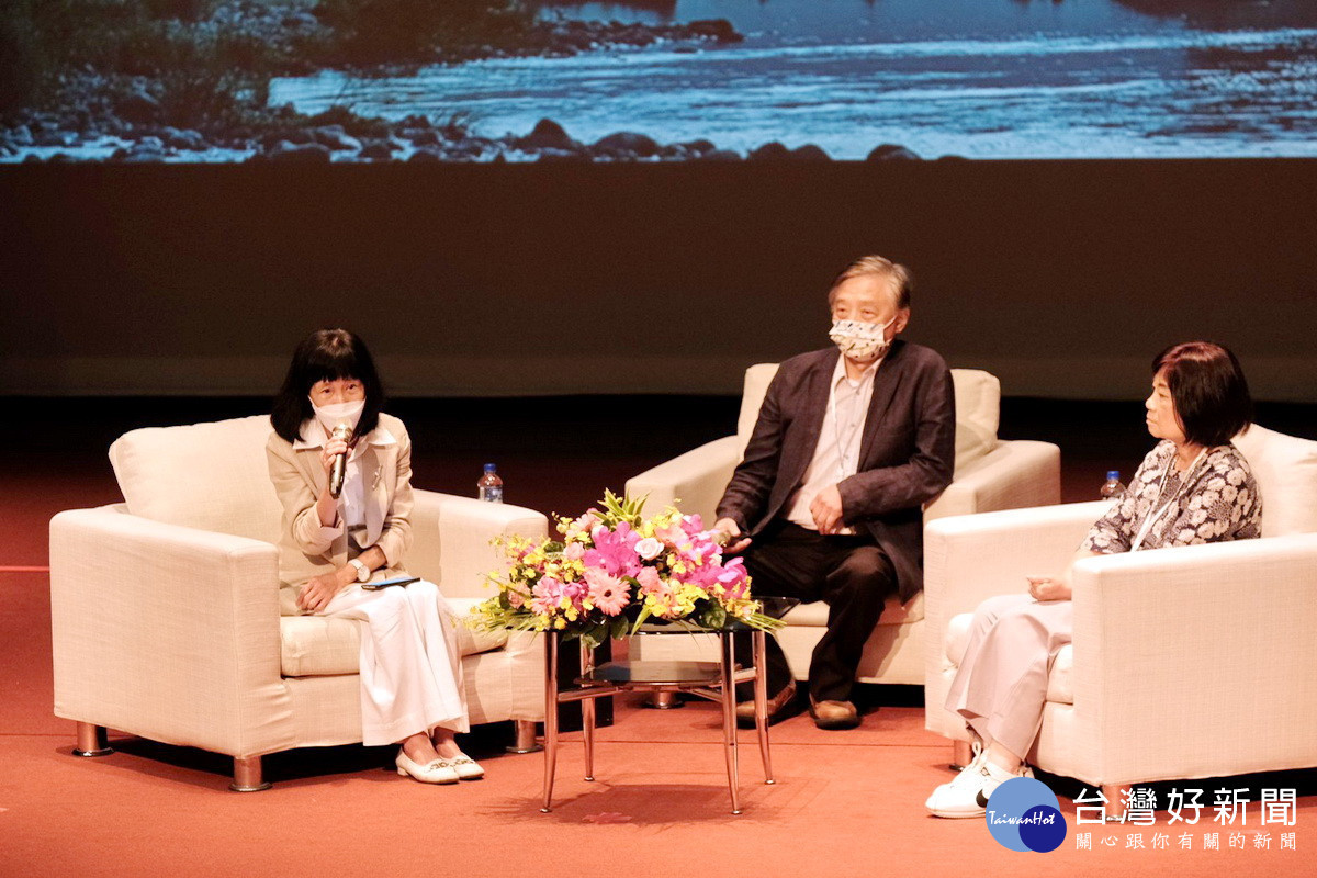 <br /><br /> 「大嵙崁生態探索公園-水文化論壇」中,學者專家郭瓊瑩、許榮輝、陳美伶進行對談分享。