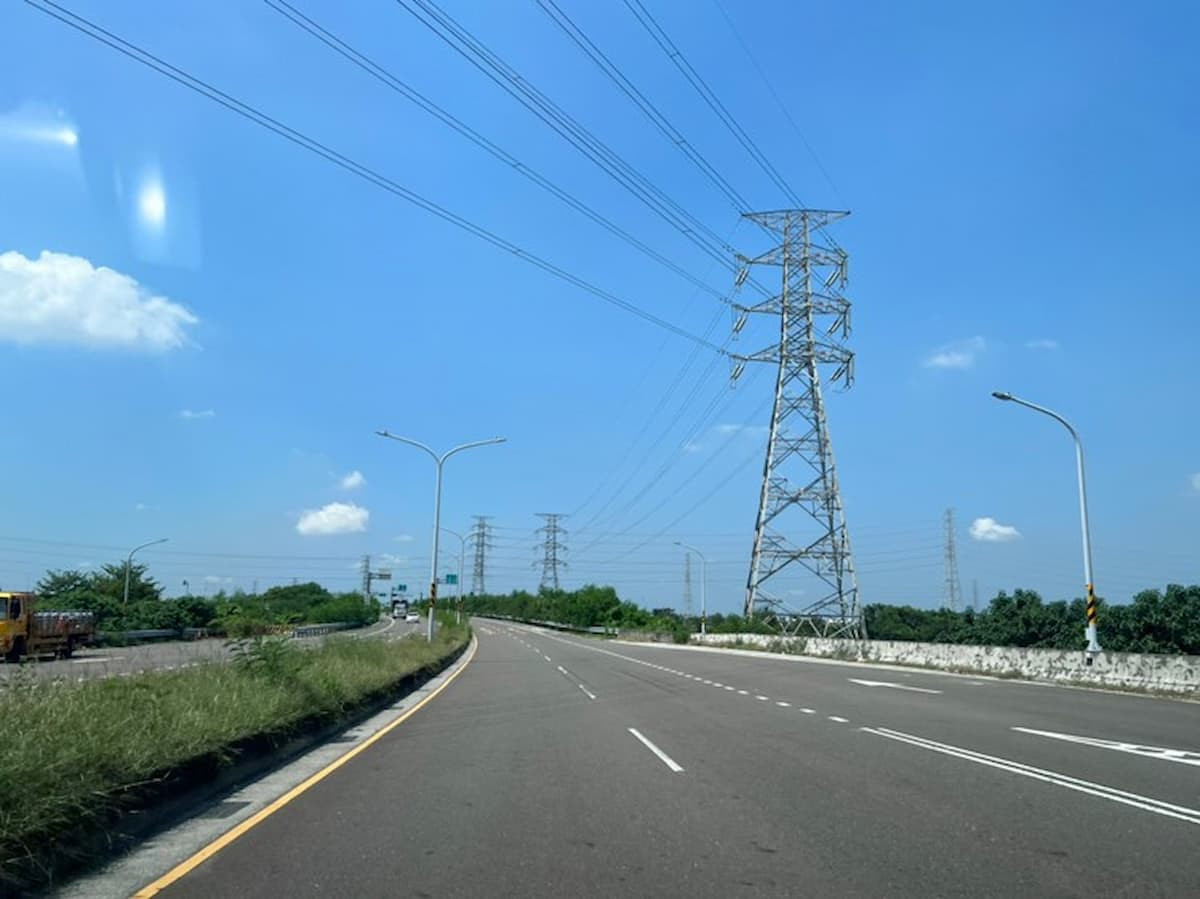 台南市府規劃了北外環道路建設以快速銜接台南科學園區,總共4期的建設工程中,目前一期已通車。(圖為已通車往台南科學園區的北外環道一景)