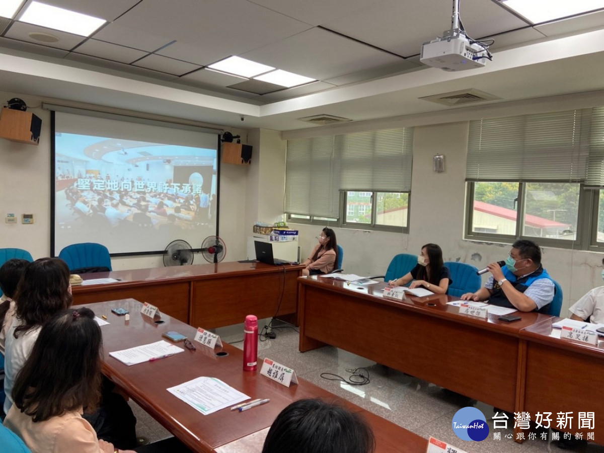 水里鄉公所主管會報,與會人員觀看中華民國聯合國反貪腐公約 第二次國家報告國際審查會議活動影片。