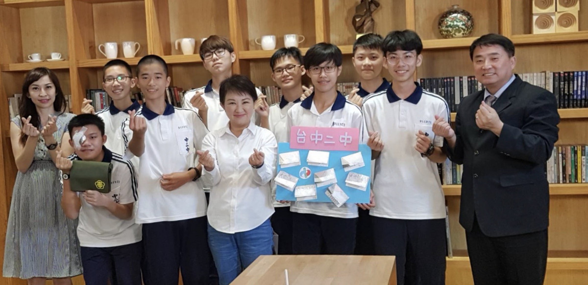 日前天下雜誌公布評比,台中市榮登「教育王」,持續改善校園軟硬體,堅持給孩子最好的。(圖/台中市政府提供)
