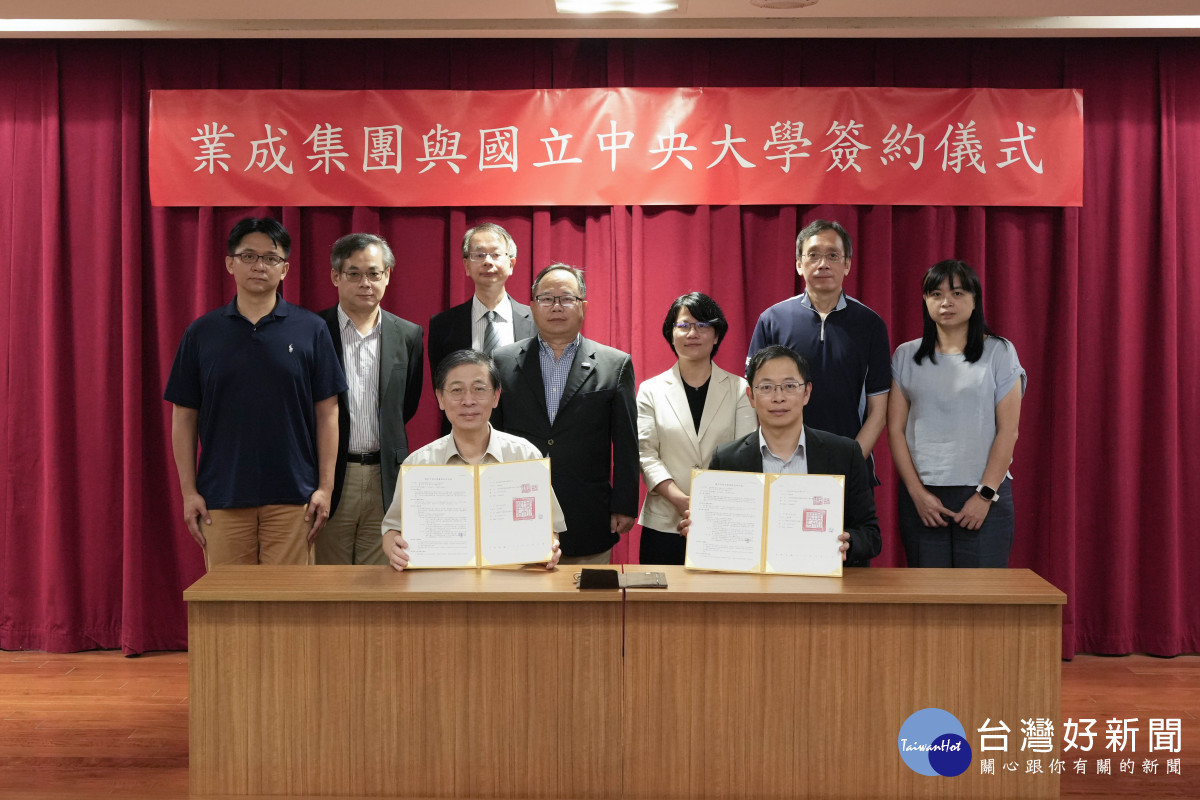 前排簽約為綦振瀛副校長（左）、陳伯綸資深副總（右）。黃品端攝