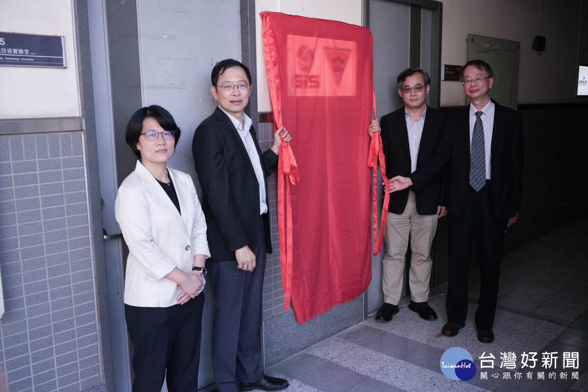 揭牌儀式。由左至右為:陳芸霈處長、陳伯綸資深副總、光電系楊宗勳系主任、陳昇暉光電中心主任。黃品端攝