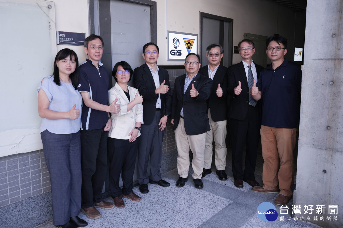 中大光電團隊與業成集團合影。黃品端攝<br /><br /> <br /><br />
