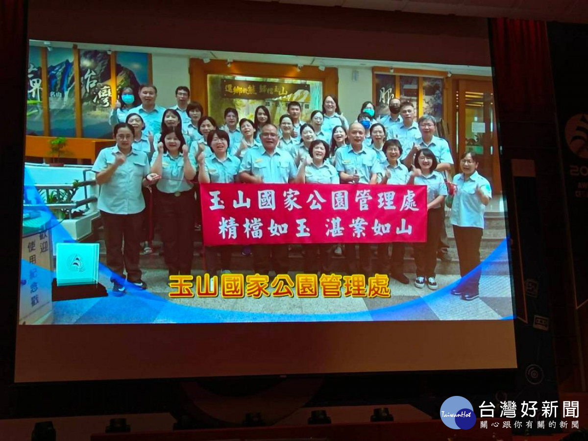 全體同仁歡欣鼓舞,分享得獎喜悅。