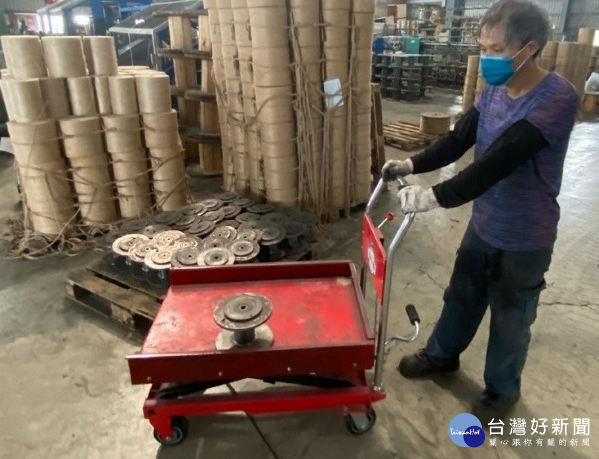 桃竹苗分署職務再設計依個案需求提供輔具，如放大鏡與升降台車等，讓中高齡工作者可以更省力從事工作。(示意圖)