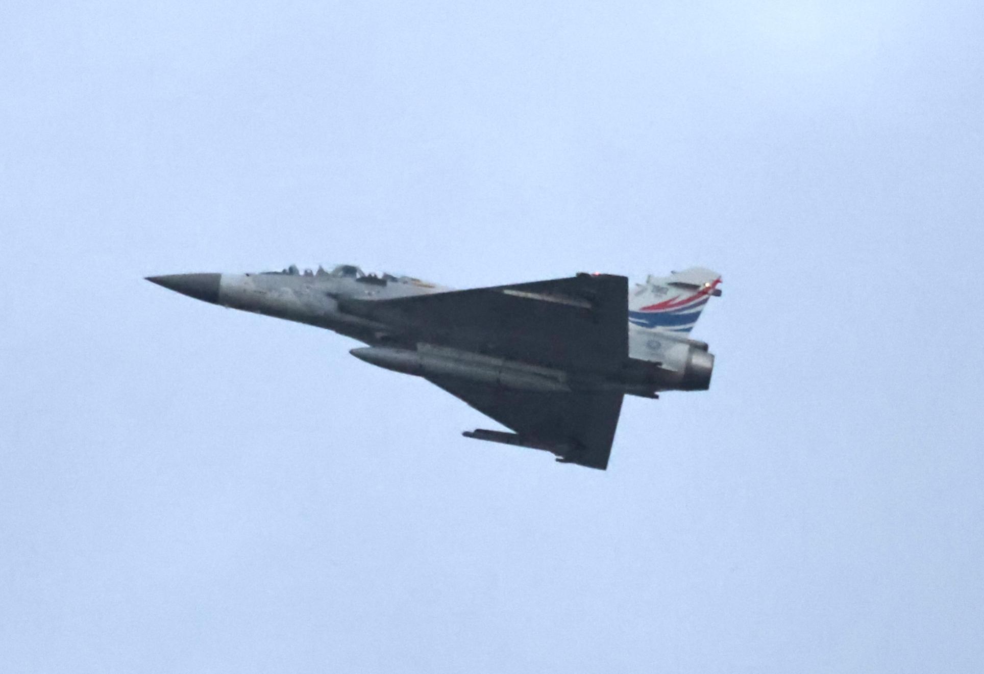 國慶預演全力兵空中校閱因天候因素取消,但是天觀機幻象二千戰機仍通過台北上空。林啟弘攝