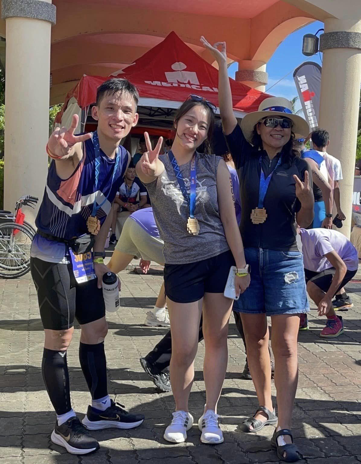 鄞世榮(左)、姜昱安(中)與陳素梅(右)接力完成三項 照片來源:愛運動動無礙