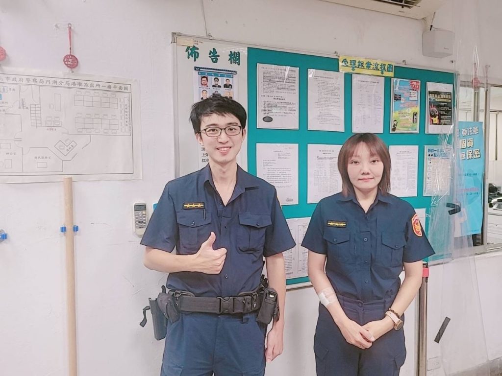 港墘派出所警員林勁甫(左)及王偉真(右)