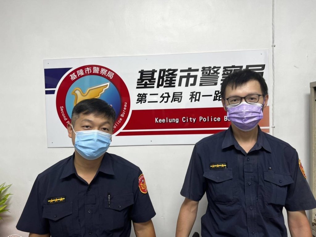 盧姓男子昏睡巷口,警員許文明(左)、警員林星辰(右)溫馨叫醒男。
