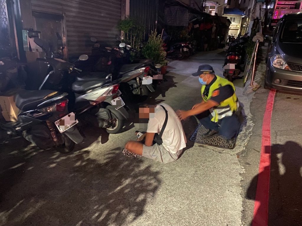 盧姓男子昏睡巷口,警員許文明溫馨喚醒