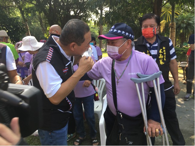 市長(左一)問候行動不便的長者。