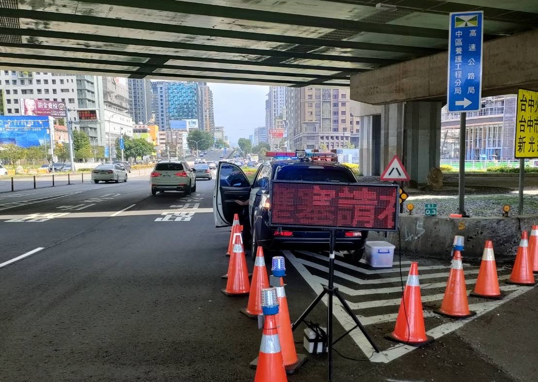 ▲中警局於高鐵站、各鐵公路車站加強交通疏導勤務 (圖/台中市警察局 提供)