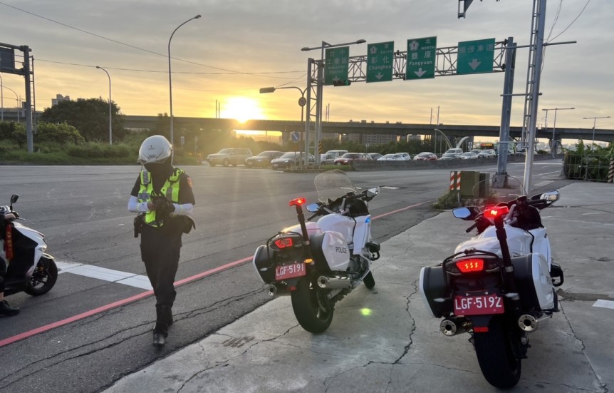 ▲維持國慶連假交通順暢,中市警察局已規劃大重機執行重點機動巡邏 (圖/台中市警察局 提供)