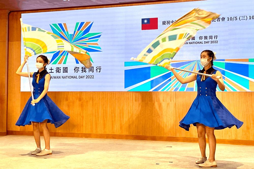 慶籌會、國防部進行國慶節目演練 北一女儀隊展現精彩表演 29 北一女儀隊舞旗