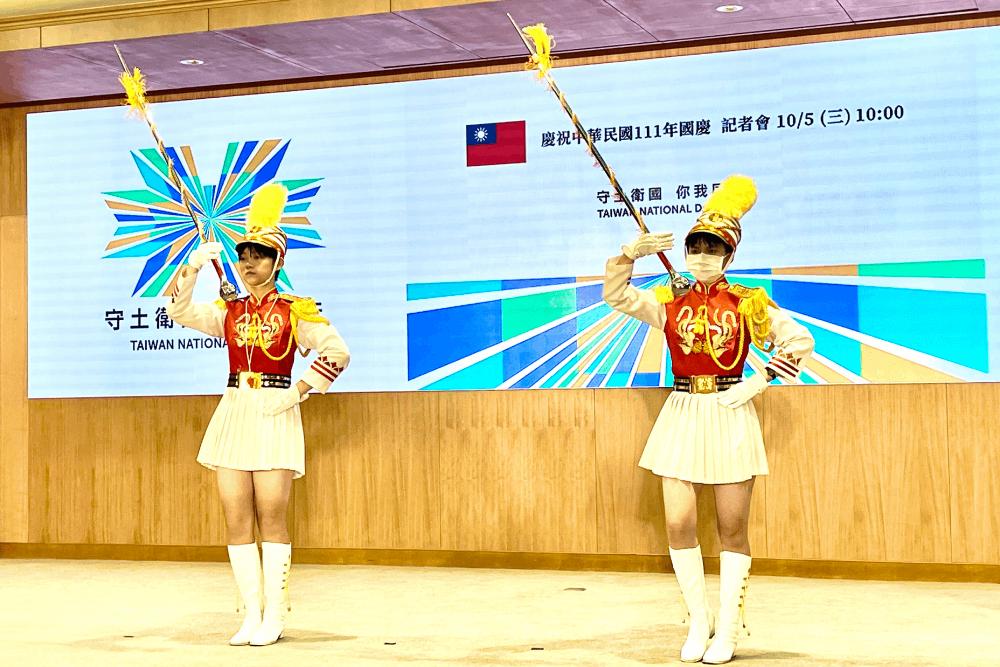 慶籌會、國防部進行國慶節目演練 北一女儀隊展現精彩表演 31 北一女儀隊演練