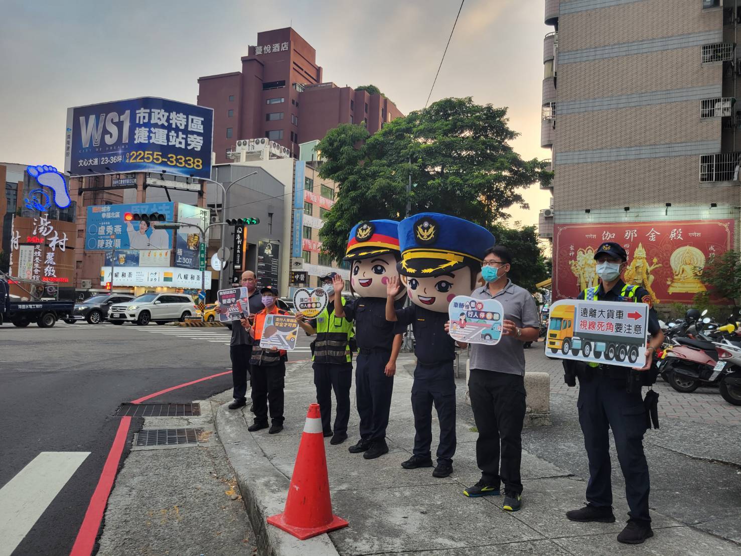 圖片說明:中市警二分局大頭娃娃現身宣導臺中市北區易肇事路口,要你平平又安安!(記者林㤈輝翻攝)