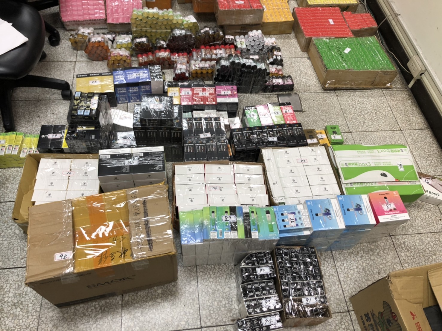 圖片說明:中市刑大偵二隊日前偵破不法電子菸販售,當場查獲電子菸油3,761支,詢後依違反藥事法移送臺中地檢署偵辦。 (記者林㤈輝翻攝)