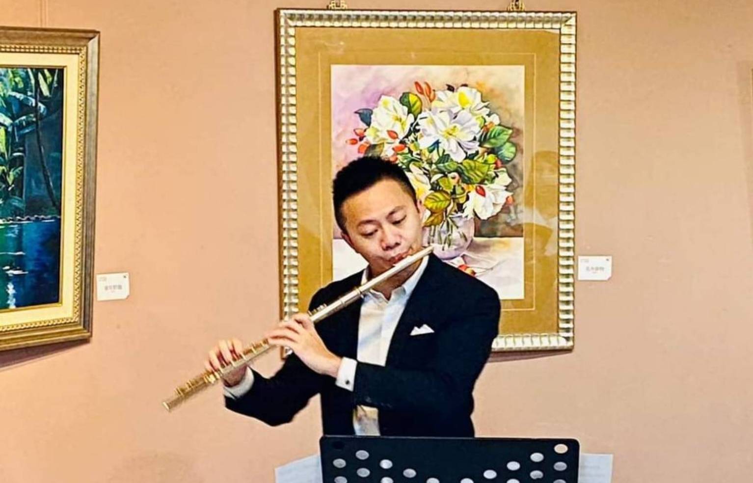 圖片說明:「藝想開懷師生聯展」開幕式在陳允傑老師精彩長笛演奏後粉墨登場。 (圖/林㤈輝翻攝)
