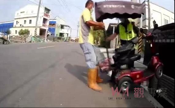 鷹眼警騎機車急迴轉 探頭驚見老翁困水溝