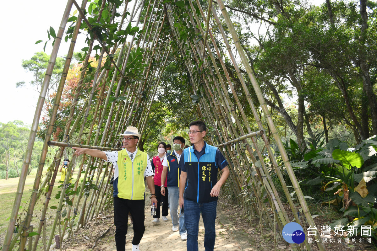 林世賢市長為市民代表會主席陳文賓等人導覽新啟用的香山步道．東方公園。圖記者鄧富珍攝／