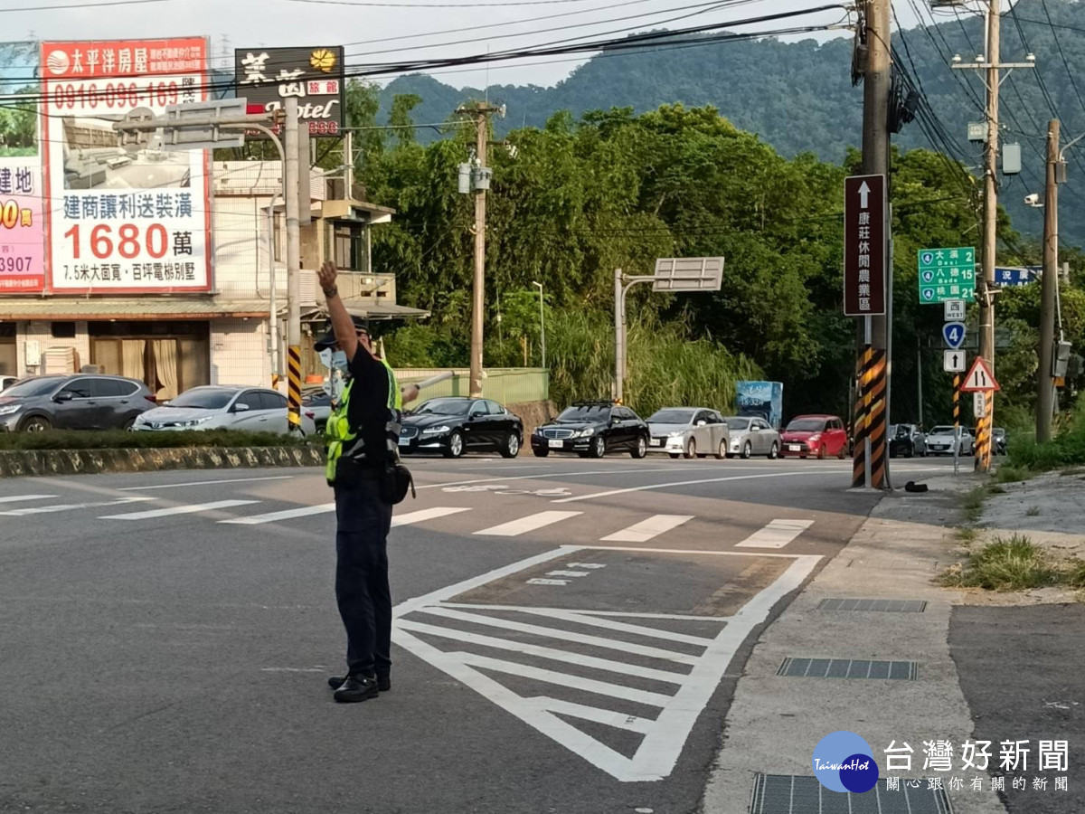 龍潭警察分局為因應雙十節連續假期，針對轄區易壅塞路段研擬規劃交通疏導作為。<br /><br /> 