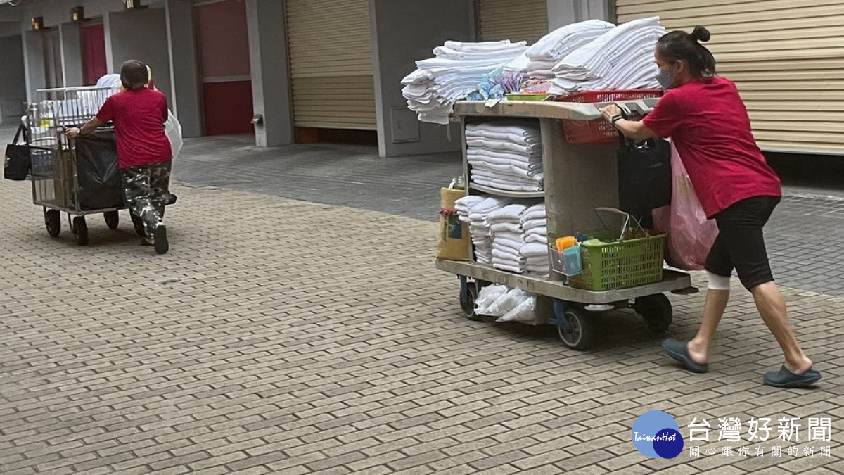 ▲旅宿業中高齡工作者需耗費體力從事房務清潔整理工作，未來將可申請購置省力輔具。（圖／記者 許高祥 翻攝）