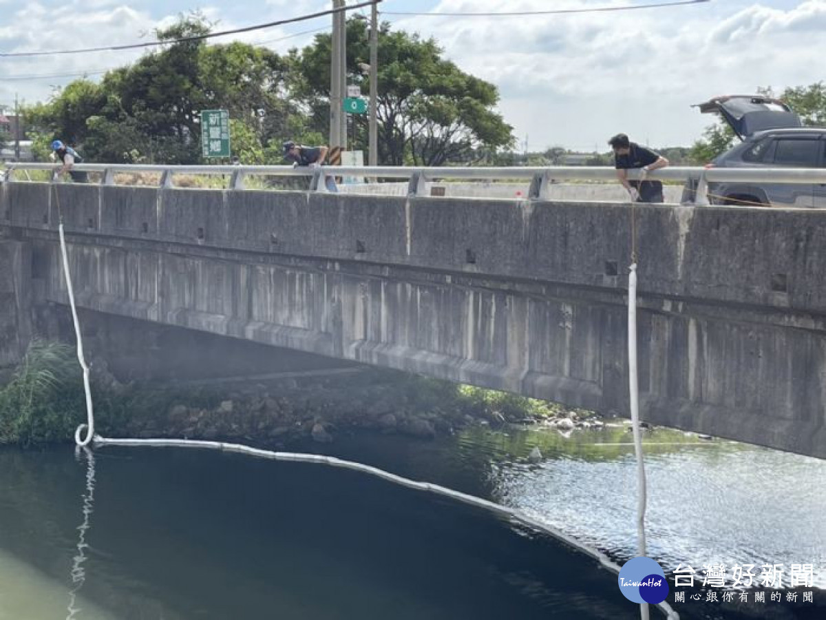 環保局放攔油索阻絕污染。<br /><br /> <br /><br /> 