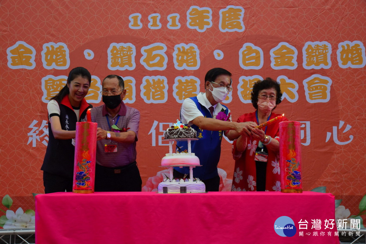 林明溱縣長、許淑華立委與佳偶代表一同點亮喜燭。