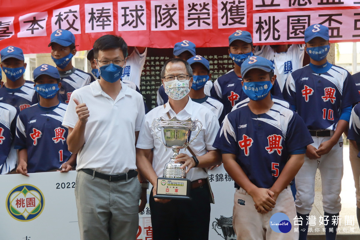 球隊將榮譽獎盃獻予校長。(記者扶小萍攝)