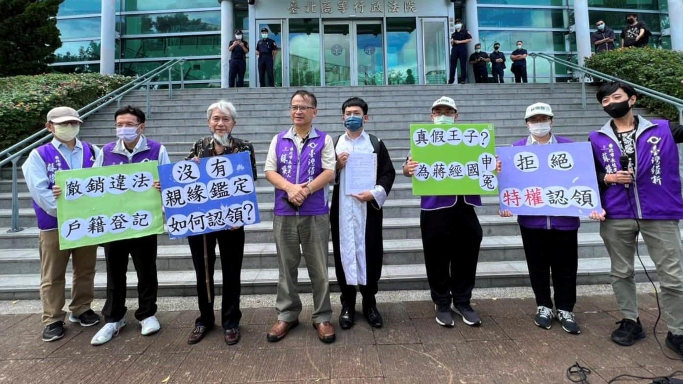 台灣維新台北市長參選人蘇煥智(左4)6日赴台北高等行政法院聲請假處分,要求國民黨參選人蔣萬安應以「章萬安」之名,刊登於選舉公報與選票。翻攝蘇煥智臉書